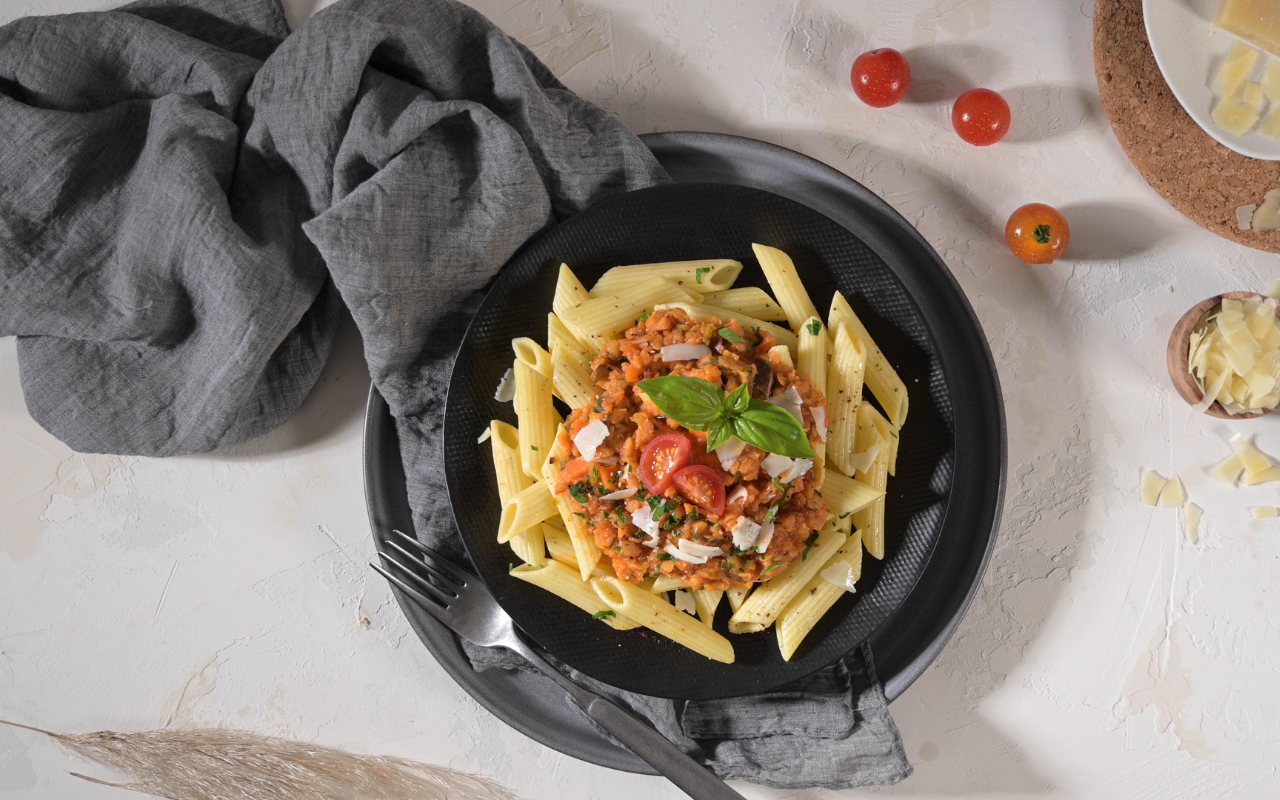 Nudeln mit Linsenbolognese ist proteinreich