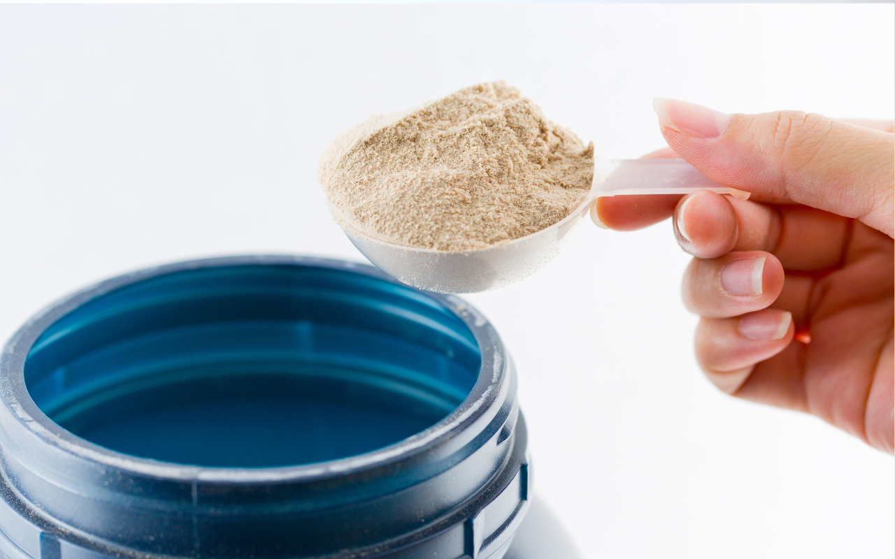 Proteinpulver im Löffel damit man sich angeblich proteinreich ernähren kann