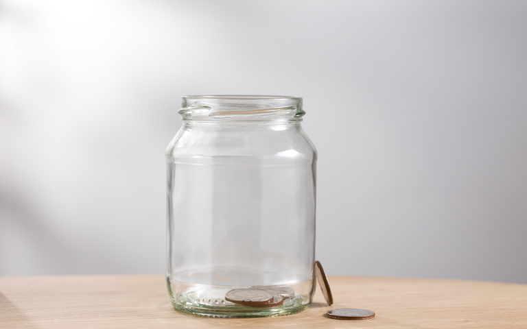 Leeres glas mit ein paar müssen drin. da muss jemand noch mehr sparen um das Glas zu füllen.