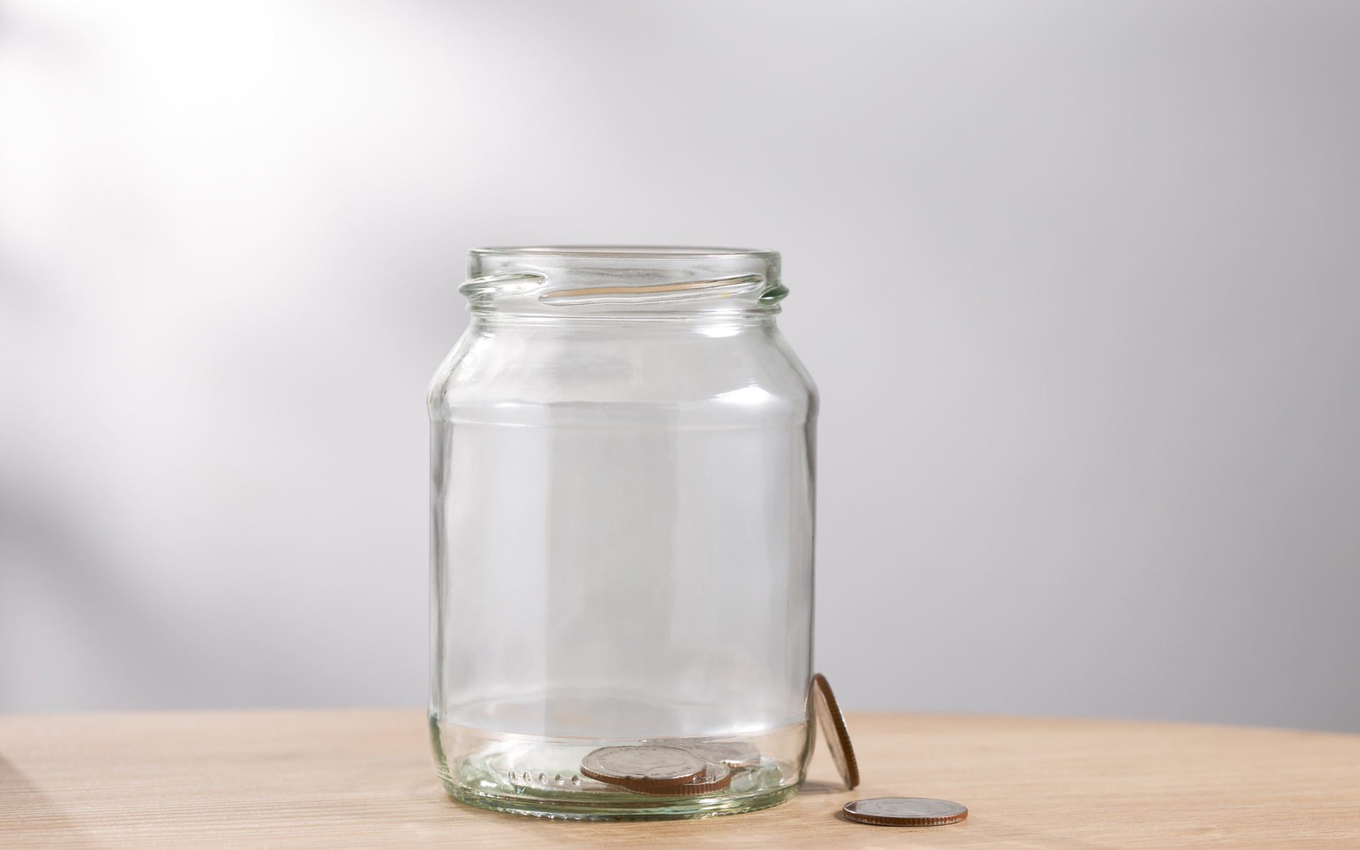 Leeres glas mit ein paar müssen drin. da muss jemand noch mehr sparen um das Glas zu füllen.