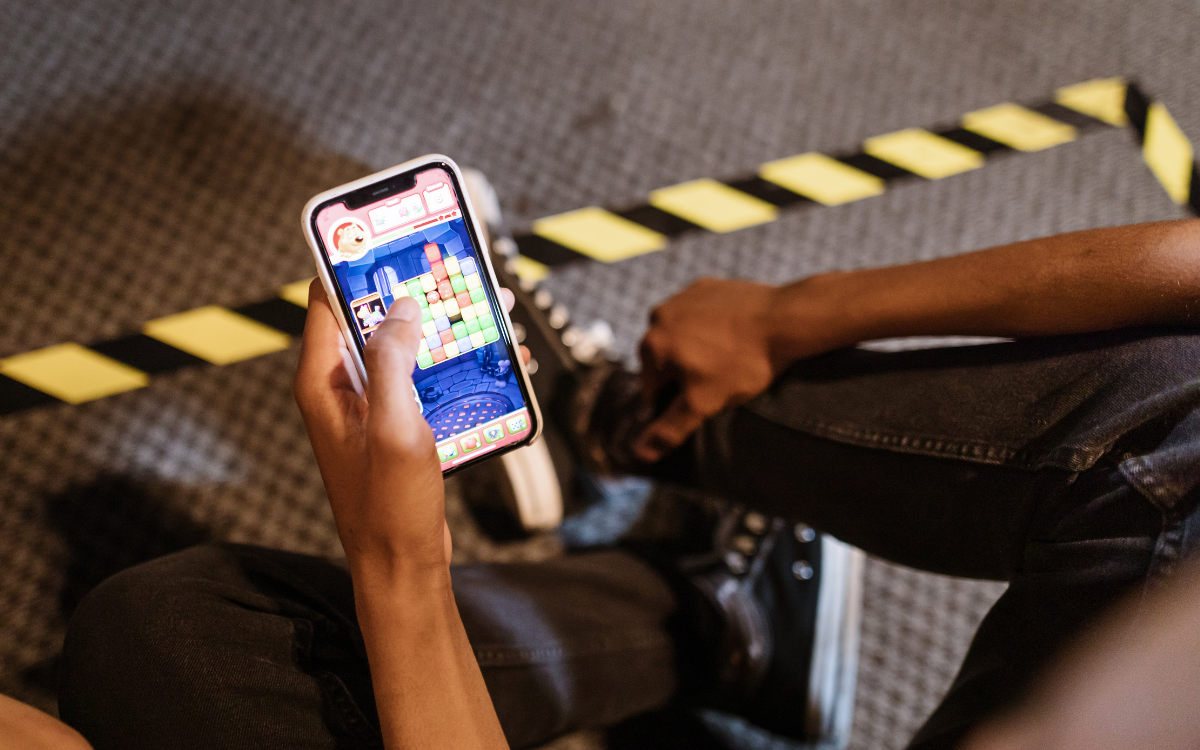 Eine Person spielt ein Spiel auf dem Smartphone. Vielleicht über empfohlen.de?