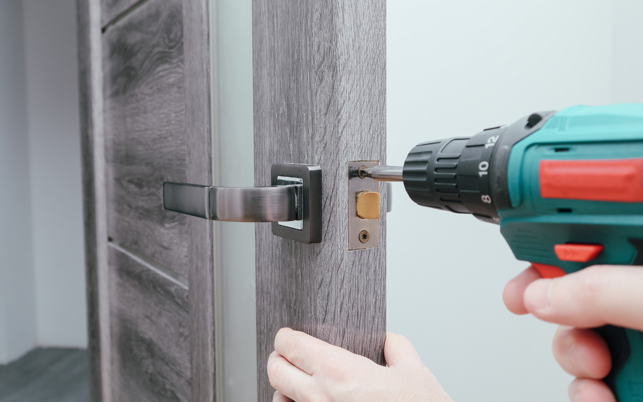 selbst ein Türschloss wechseln spart Geld
