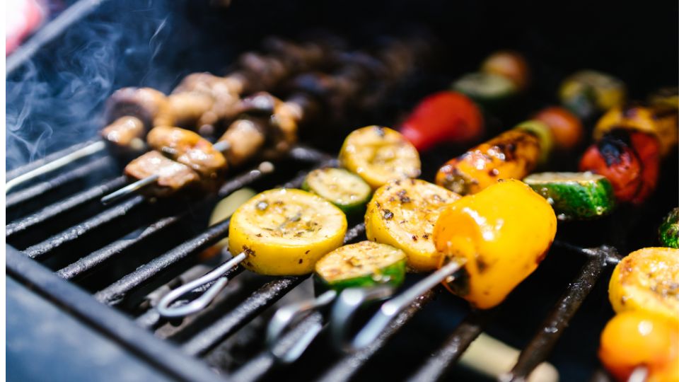 verschiedene Spieße liegen auf dem Grill