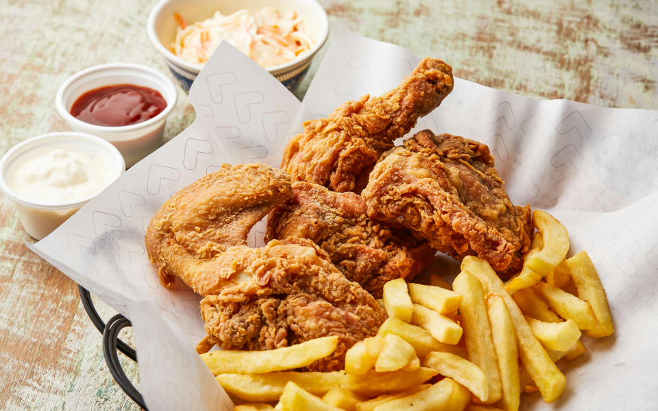 Pommes mit Chickenwings